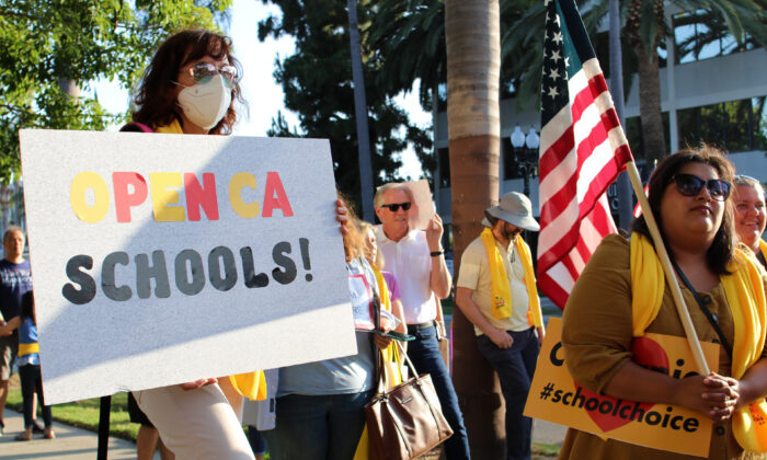 Los padres del condado de Orange se unen para protestar por el cierre obligatorio de escuelas decretado por el gobernador Gavin Newsom para los condados de California con altas tasas de COVID-19 en Santa Ana, California, el 4 de agosto de 2020. (Jamie Joseph/The Epoch Times)