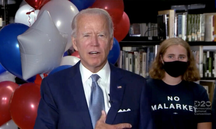 El exvicepresidente demócrata nominado a la presidencia, Joe Biden, da un discurso de agradecimiento a sus partidarios durante la Convención Nacional Demócrata virtual de 2020 el 18 de agosto de 2020. (Handout/DNCC vía Getty Images)