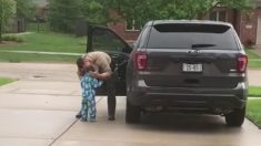 “Solo un beso más”: Conmovedor video muestra policía despidiéndose de su hijo antes de ir a trabajar