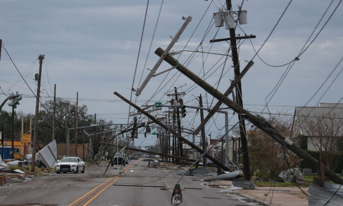 Una calle llena de escombros y cables de electricidad caídos luego que el huracán Laura pasara por la zona de Lake Charles, Louisiana, el 27 de agosto de 2020. (Joe Raedle/Getty Images)