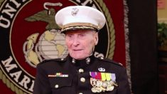 El veterano más antiguo de la Marina cumplió 105 años saludando al público desde su caminadora.