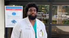 Exguardia de seguridad de hospital regresa a trabajar en primera línea como estudiante de medicina