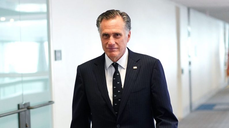 El senador Mitt Romney (R-Utah) llega para el almuerzo de política republicana, en el edificio de oficinas del Senado Hart, en Washington, el 19 de marzo de 2020. (Mandel Ngan/AFP a través de Getty Images).