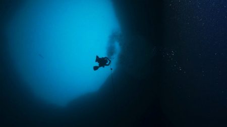Científicos se sumergen en el fondo del misterioso ‘Agujero Azul’ en la costa de Sarasota, Florida