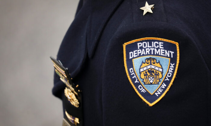 Un oficial de policía en una fotografía de archivo en la ciudad de Nueva York. (Drew Angerer/Getty Images)