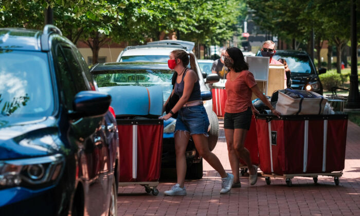 Los nuevos estudiantes comenzaron a mudarse al campus de la Universidad EStatal de Ohio en Columbus, Ohio, el 13 de agosto de 2020. (Matthew Hatcher/Getty Images)