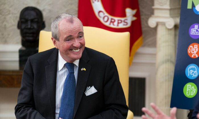 El gobernador de Nueva Jersey, Phil Murphy (izquierda), en la Oficina Oval de la Casa Blanca en Washington el 30 de abril de 2020 (Doug Mills/The New York Times/Pool/Getty Images)
