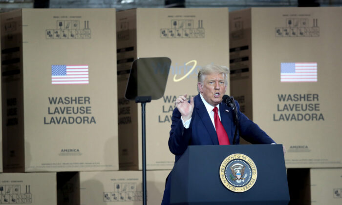 El presidente de los Estados Unidos Donald Trump habla a los trabajadores de la fábrica de Whirlpool en Clyde, Ohio, el 6 de agosto de 2020. (Scott Olson/Getty Images)
