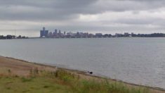 Muere bombero salvando 3 niñas que se estaban ahogando en el río Detroit