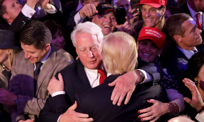 El presidente electo republicano Donald Trump (abraza a su hermano Robert Trump después de pronunciar su discurso de aceptación en el New York Hilton Midtown de la ciudad de Nueva York en la madrugada del 9 de noviembre de 2016. (Chip Somodevilla/Getty Images)