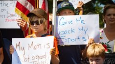 Padres manifiestan en apoyo a la demanda de reabrir escuelas en el condado de Orange, California