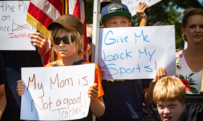 Padres y estudiantes se reúnen en una protesta en apoyo de una demanda que pide la reapertura inmediata de las escuelas frente al edificio del Departamento de Educación del Condado de Orange en Costa Mesa, California, el 26 de agosto de 2020. (John Fredricks/The Epoch Times)