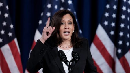 Harris dice que no confiará en anuncios de Trump sobre vacunas que se lancen antes de las elecciones