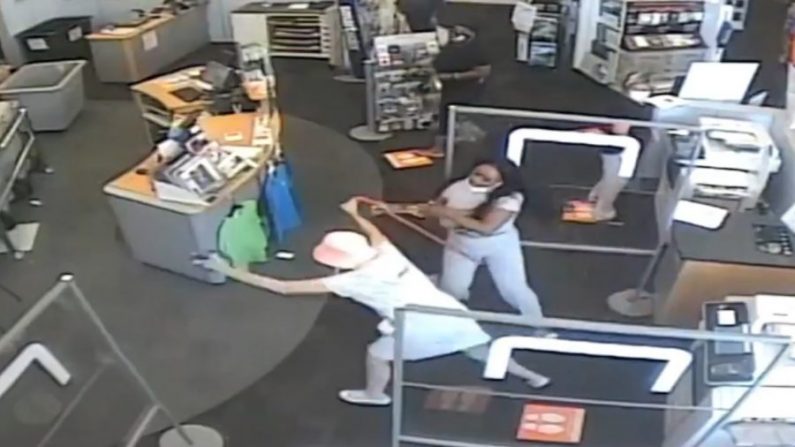Terri Thomas supuestamente ataca a una mujer en una tienda de New Jersey Staples, el 6 de agosto de 2020. (Cortesía del Departamento de Policía de Hackensack)