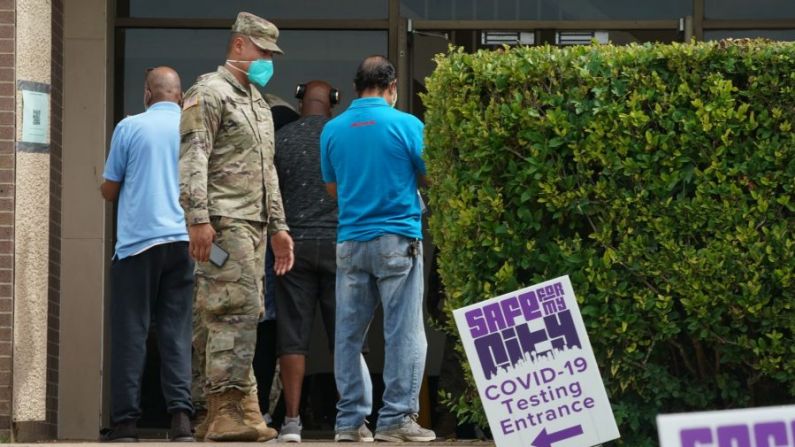 Miembros del Ejército de Texas y la Guardia Nacional Aérea administran un sitio de prueba COVID-19 en el Colegio Paul Quinn en Dallas, Texas, el 29 de julio de 2020. (Bryan R. Smith/AFP a través de Getty Images)
