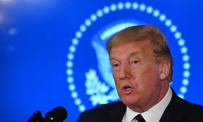 El presidente Donald Trump habla durante una conferencia de prensa en Bedminster, Nueva Jersey, el 7 de agosto de 2020. (Jim Watson/AFP/Getty Images)