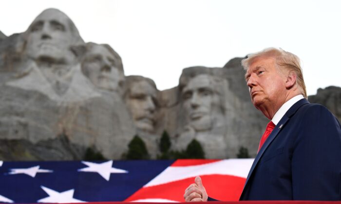 El presidente Donald Trump hace un gesto al llegar a los actos del Día de la Independencia en el Monumento Nacional del Monte Rushmore en Keystone, S.D., el 3 de julio de 2020.  (Saul Loeb/AFP/Getty Images)