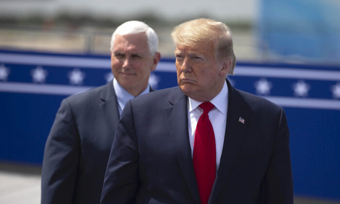 El presidente de Estados Unidos, Donald Trump (R),y el vicepresidente Mike Pence, esperan en la azotea del Edificio Operacional de la NASA antes del lanzamiento del cohete SpaceX Falcon 9 en Cabo Cañaveral, Florida, el 30 de mayo de 2020. (Saul Martinez/Getty Images)