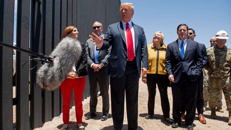 El presidente Donald Trump habla a los medios de comunicación mientras participa en una ceremonia conmemorativa de las 200 millas del muro fronterizo en la frontera internacional con México en San Luis, Arizona, el 23 de junio de 2020. (Saul Loeb/AFP a través de Getty Images)