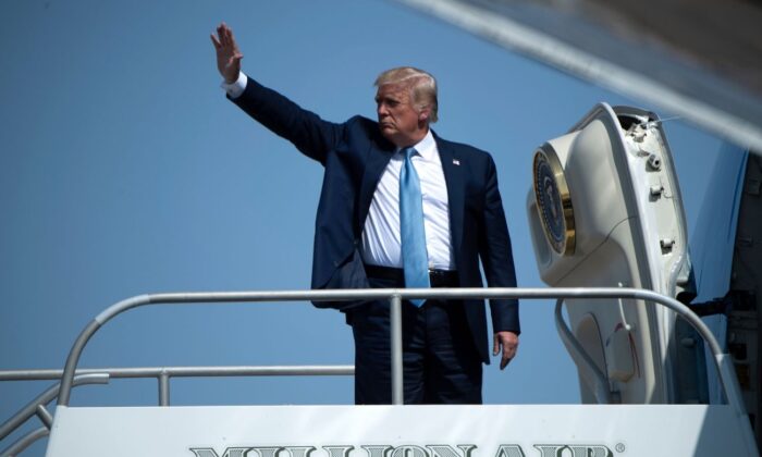 El presidente Donald Trump saluda al abordar el Air Force One después de un mitin en el Aeropuerto Internacional de Yuma en Arizona el 18 de agosto de 2020. (Brendan Smialowski/AFP vía Getty Images)