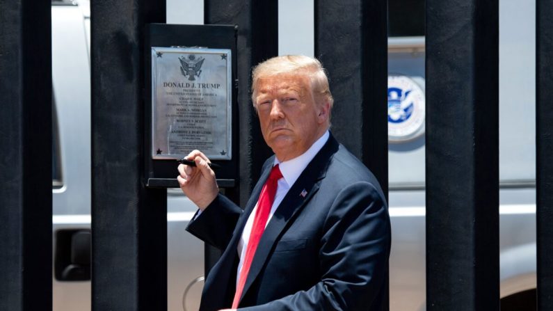 El presidente Donald Trump observa antes de firmar una placa mientras participa en una ceremonia que conmemora las 200 millas del muro fronterizo en la frontera internacional con México en San Luis, Arizona, el 23 de junio de 2020. (Saul Loeb/AFP a través de Getty Images)