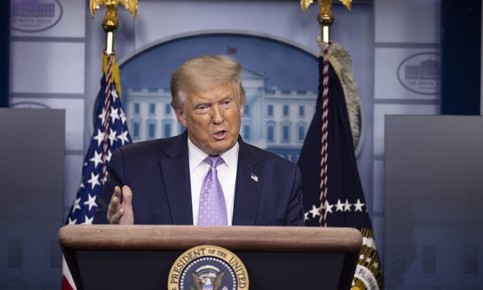 El presidente Donald Trump habla durante una sesión informativa en la Casa Blanca, en Washington, el 13 de agosto de 2020 (Tasos Katopodis/Getty Images).