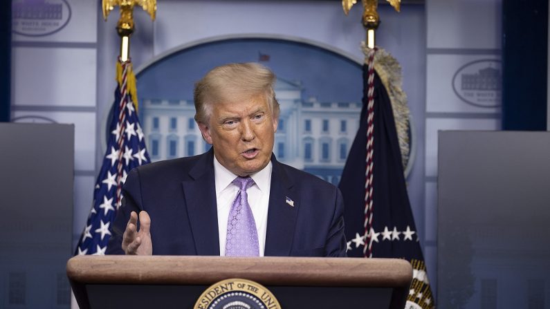 El presidente Donald Trump habla durante una conferencia de prensa en la Casa Blanca el 13 de agosto de 2020. (Tasos Katopodis/Getty Images)