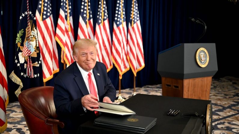 El presidente Donald Trump firmó varias órdenes ejecutivas que prorrogan los subsidios por desempleo durante una conferencia de prensa en Bedminster, Nueva Jersey, el 8 de agosto de 2020. (Jim Watson/AFP vía Getty Images)