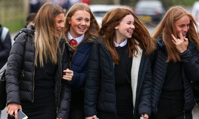 Los alumnos regresan a la Escuela Secundaria de Kelso por primera vez desde el comienzo del bloqueo del coronavirus hace casi cinco meses, en Kelso, Escocia, el 11 de agosto de 2020. (Jeff J Mitchell/Getty Images)