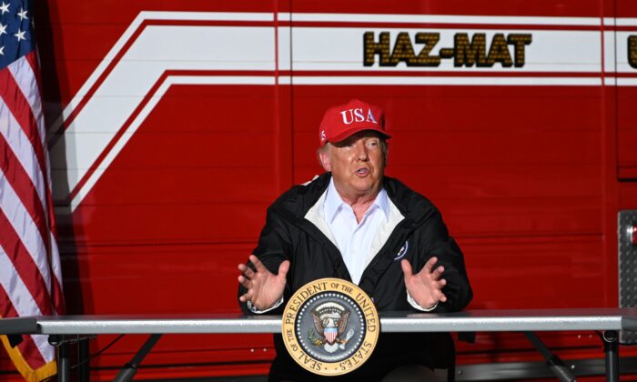 El presidente Donald Trump habla con los socorristas y con otros funcionarios en una estación de bomberos en Lake Charles, Luisiana, el 28 de agosto de 2020. (Roberto Schmidt/AFP a través de Getty Images).