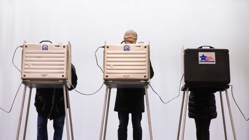 Los votantes votaron en el instituto ChiArts de Chicago, Illinois, el 15 de marzo de 2016. (Scott Olson/Getty Images)