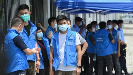 Tras el arresto de Jimmy Lai, 100 policías de Hong Kong allanan sala de redacción de su periódico