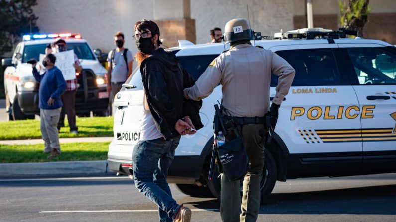 Un manifestante es arrestado en Yucaipa, California, el 1 de agosto de 2020. (John Fredricks/The Epoch Times)
