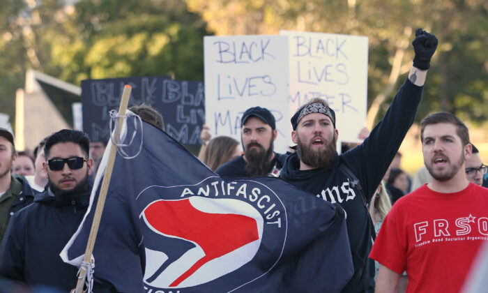 Manifestantes de antifa se manifiestan en el campus de la Universidad de Utah contra un evento en el que el escritor y comentarista derechista Ben Shapiro habla el 27 de septiembre de 2017 en Salt Lake City, Utah. (George Frey/Getty Images)