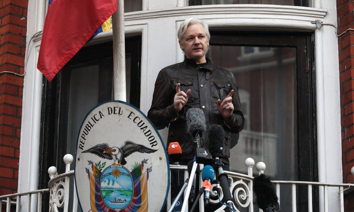 Julian Assange habla a los medios de comunicación desde el balcón de la Embajada de Ecuador, en Londres, el 19 de mayo de 2017. (Jack Taylor/Getty Images)