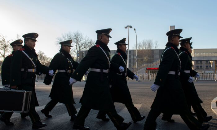Policía china marchan fuera de la estación de tren de Beijing antes de la llegada del líder norcoreano Kim Jong Un, el 8 de enero de 2019. (Nicolas Asfouri/AFP vía Getty Images)