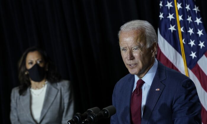 El posible candidato presidencial demócrata Joe Biden (dcha.) y la senadora Kamala Harris (D-Calif.) hablan en una conferencia de prensa en Wilmington, Delaware, el 13 de agosto de 2020. (Drew Angerer/Getty Images)