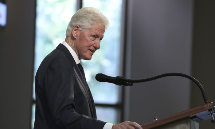 El expresidente Bill Clinton habla durante el funeral del difunto representante John Lewis (D-Ga.) en Atlanta, Georgia, el 30 de julio de 2020. (Alyssa Pointer/Pool/Getty Images)