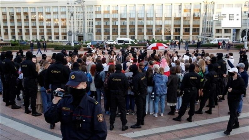 Imagen de una protesta de mujeres contra el resultado de las elecciones presidenciales en Bielorrusia. EFE/EPA/TATYANA ZENKOVICH
