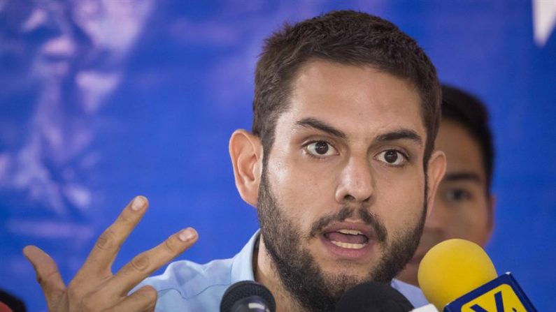 Fotografía de archivo fechada el 11 de mayo de 2018 que muestra al diputado de la Asamblea Nacional Juan Requesens durante una rueda de prensa en Caracas (Venezuela). EFE/ Miguel Gutiérrez