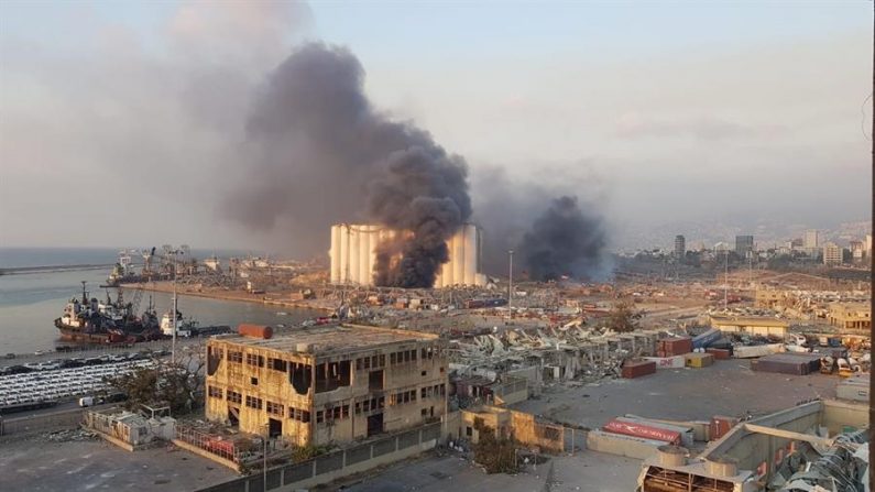 Imagen tomada con un teléfono móvil que muestra una vista general de la zona del puerto con el humo saliendo de una gran explosión que sacudió la zona del puerto de Beirut, Líbano, el 4 de agosto de 2020. (EFE/EPA/WADEL HAMZEH)