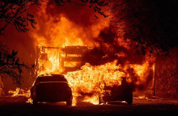 Una casa se quema en Vacaville, California, durante el incendio Complejo de Relámpagos LNU el 19 de agosto de 2020. (Josh Edelson/AFP vía Getty Images)