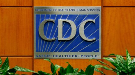 Casi un tercio de los empleados estadounidenses del sector sanitario siguen sin vacunarse: CDC