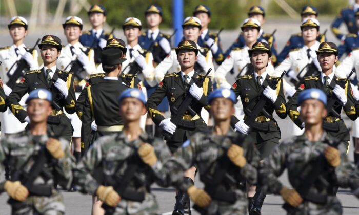 Los soldados chinos practican en Beijing el 25 de septiembre de 2019, antes de un desfile militar el 1 de octubre para conmemorar el 70 aniversario de la fundación de la República Popular de China (Kyodo/Getty Images) 