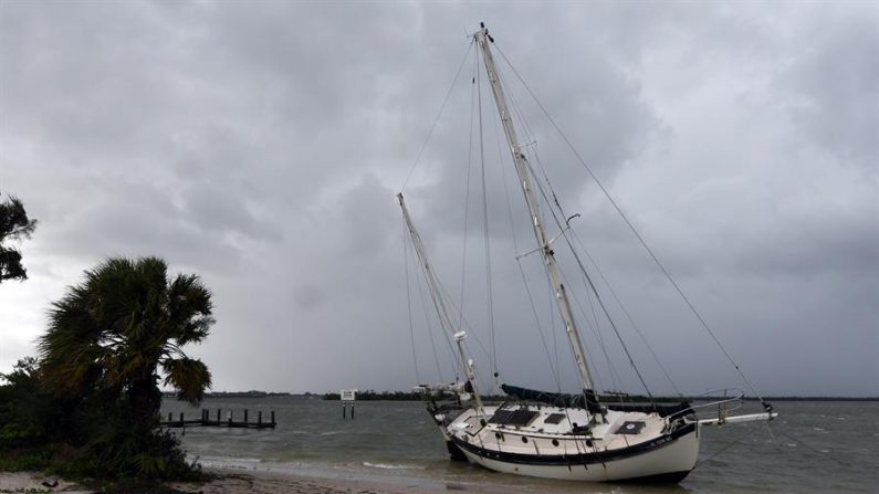 Vista de un velero que fue llevado a la costa después de perder su amarre por los fuertes vientos de la tormenta Laura en el South Causeway Park en Fort Pierce, Florida (Estados Unidos). EFE/ Jim Rassol/Archivo