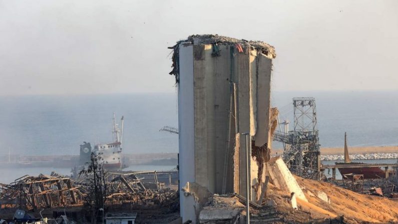 Se ve un silo destruido entre los escombros y restos después de la explosión en el puerto de la capital del Líbano, Beirut, el 5 de agosto de 2020. (Anwar Amro/AFP vía Getty Images)