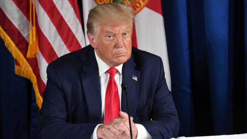 El presidente Donald Trump celebra una mesa redonda sobre COVID-19 y preparación para las tormentas en Belleair, Florida, el 31 de julio de 2020. (Saul Loeb/AFP vía Getty Images)