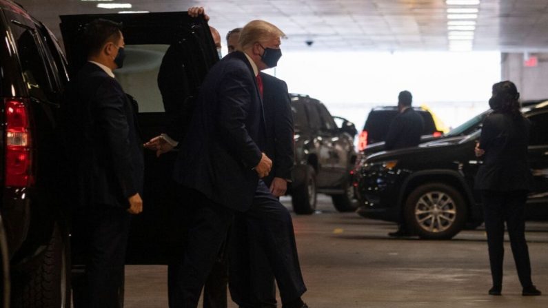El presidente Donald Trump llega al Centro Médico Presbiteriano Weill Cornell de Nueva York en Nueva York para visitar a su hermano enfermo Robert Trump el 14 de agosto de 2020. (Jim Watson/AFP a través de Getty Images)