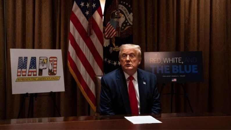 El presidente Donald Trump habla durante una reunión con miembros de la Asociación Nacional de Liderazgo de Organizaciones Policiales en la Sala del Gabinete de la Casa Blanca en Washington el 31 de julio de 2020. (Anna Moneymaker-Pool/Getty Images)