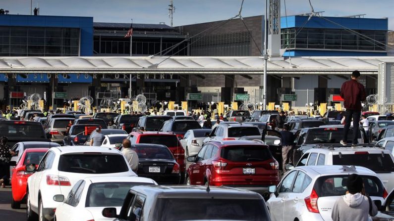 Usuarios esperan en la zona de acceso, en las inmediaciones de la garita de San Isidro, paso hacia Estados Unidos durante un simulacro de policías antimotines norteamericanos, en la ciudad de Tijuana (México). EFE/Alejandro Zepeda/Archivo